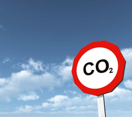 co2 verbotsschild vor himmel-hintergrund