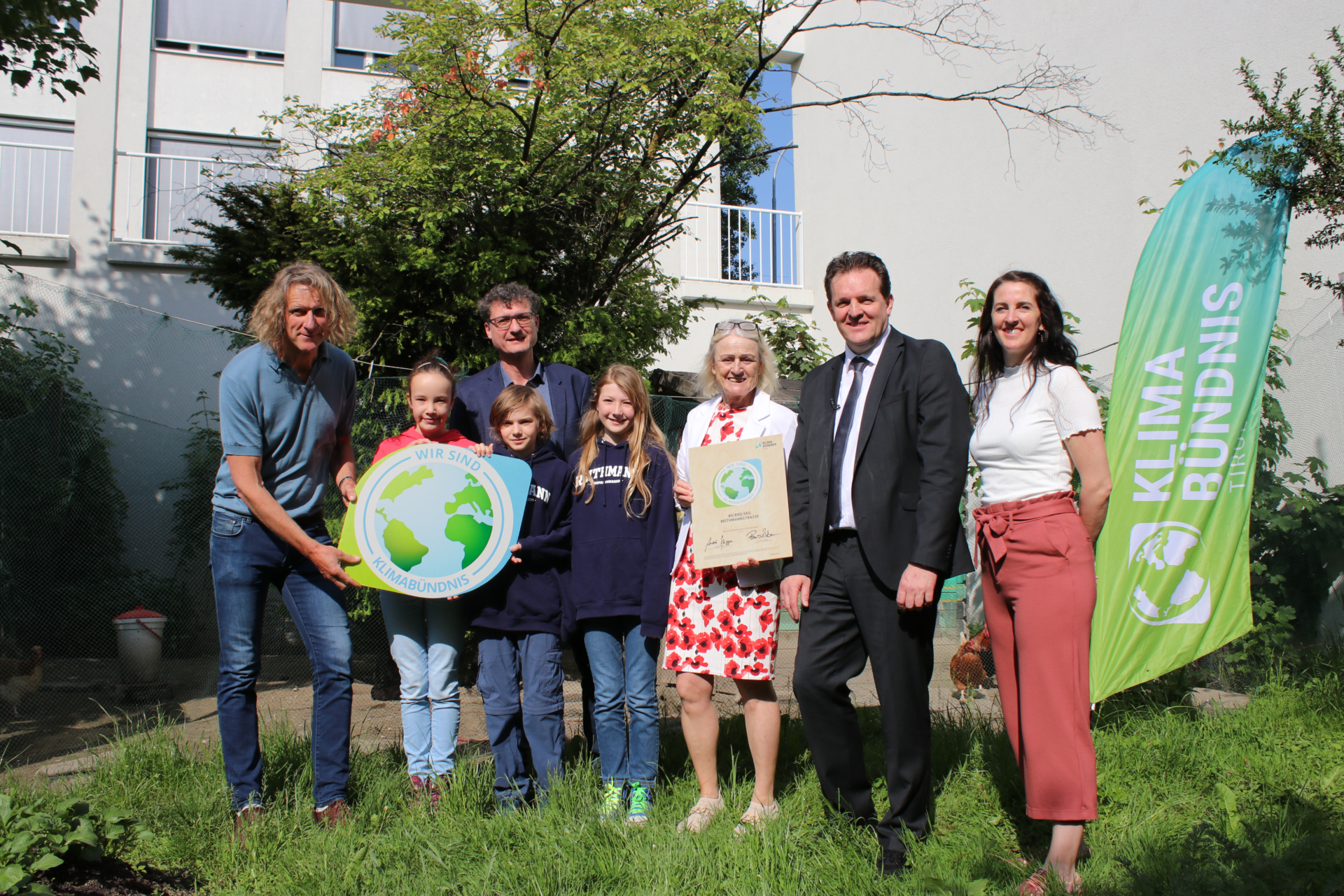 Team des Reithmann-Gymnasiums Innsbruck beim Beitritt zur Klimabündnis-Schule im Schulgarten.