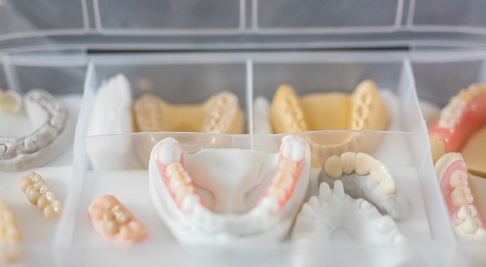 Nahaufnahme verschiedener Zahnprothesen