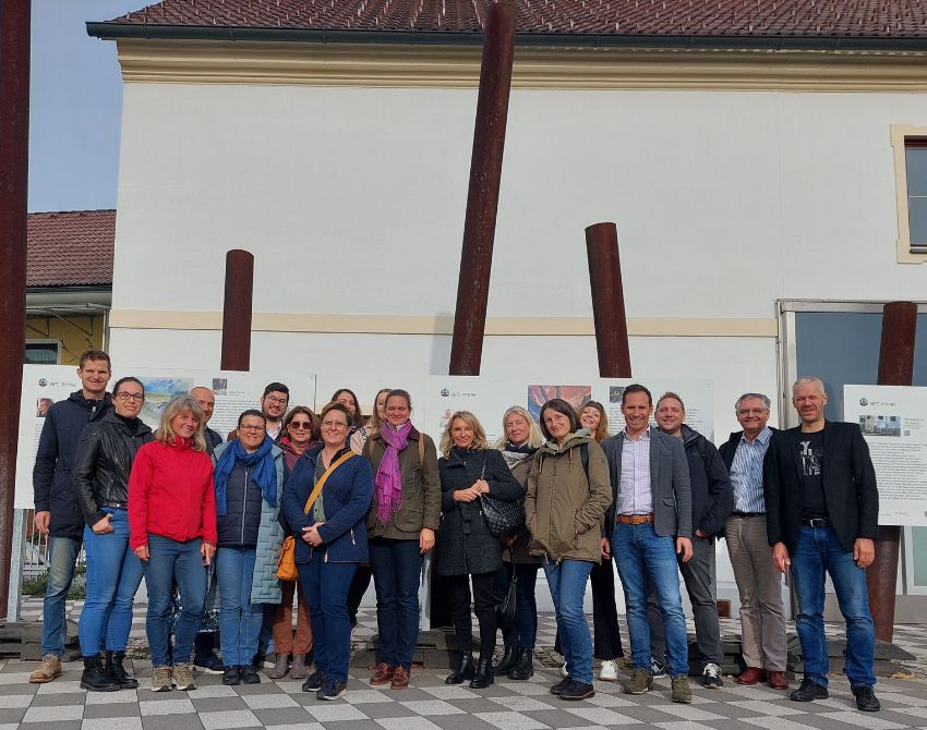 Gruppenbild im Freien vor Haus