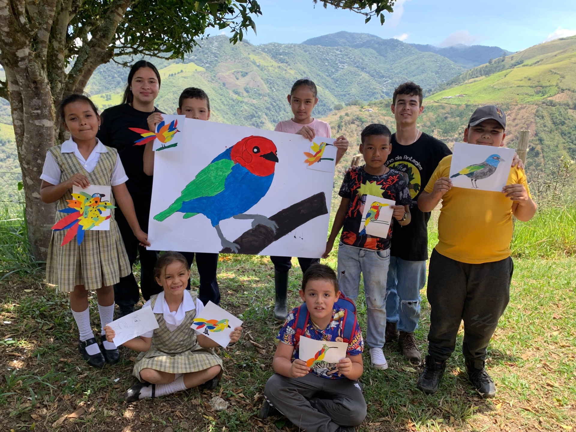 Camila Dávila Hernández und Yerson Marin Moncada mit dem Schüler:innen der ländlichen Schule El Brillante.